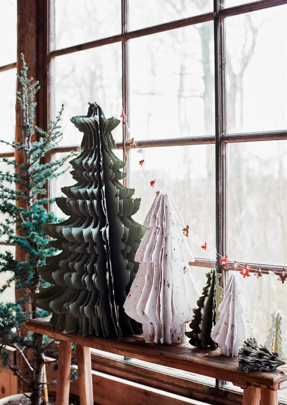 Mit Weihnachtsdeko geschmückte Fensterbank