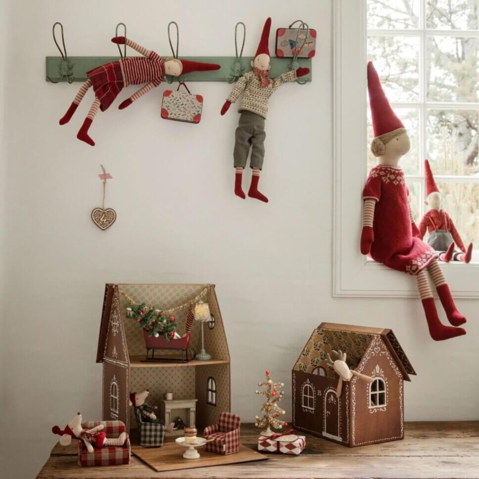 Wichtel und Mäuse aus Stoff in weihnachtlich geschmücktem Puppenhaus