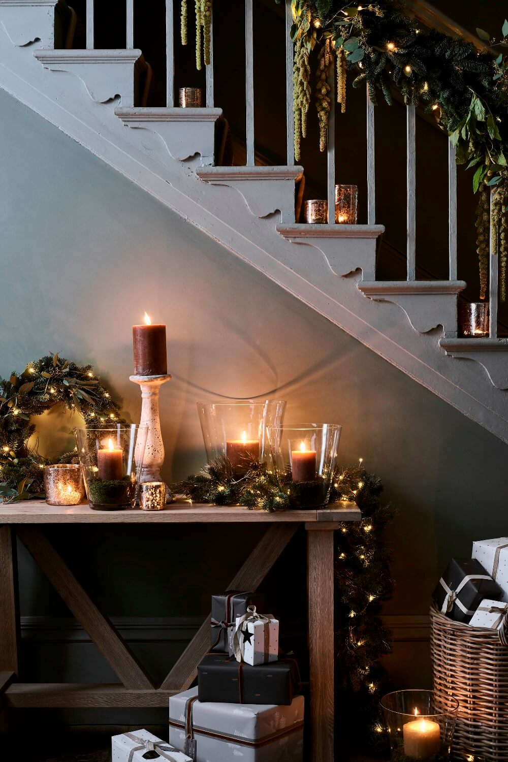 Adventskranz und Kerzen Schöner Schein im Advent