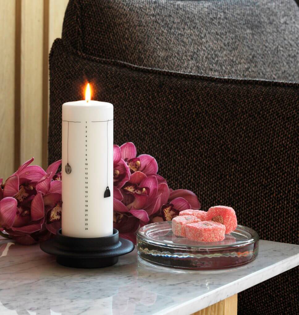 Brennende Kerze mit 24 zahlen