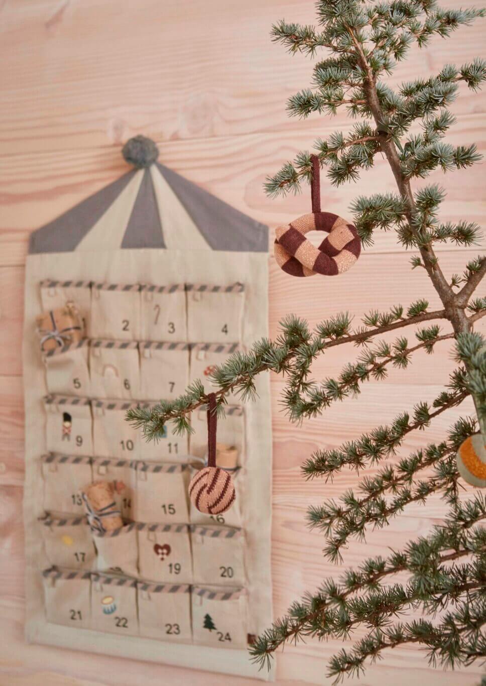 Adventskalender aus Stoff hinter tannengrün