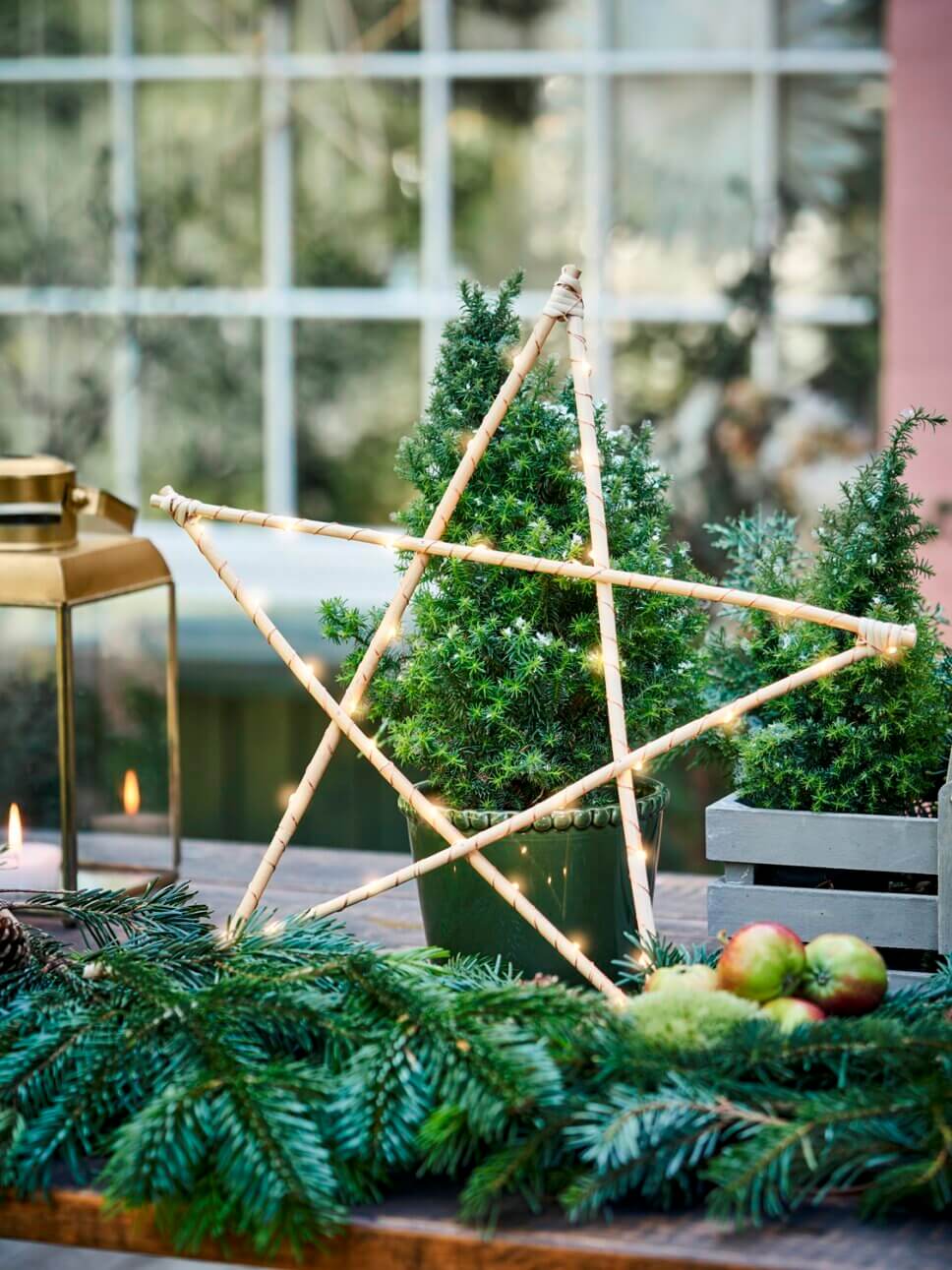 Laterne und ein beleuchteter Stern im garten