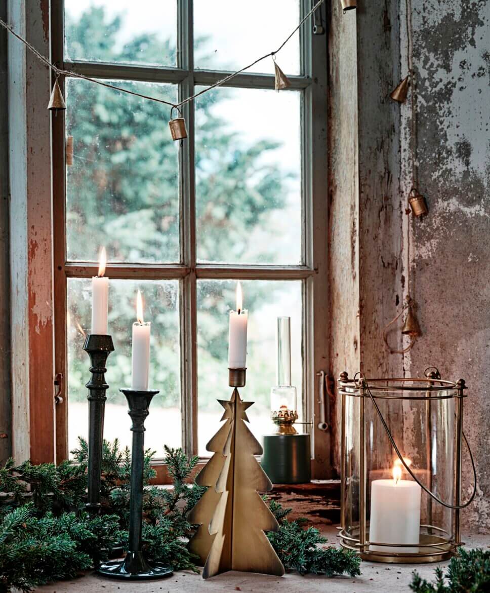 Mit Weihnachtsdeko geschmückte Fensterbank