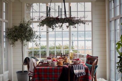 Mit weihnachtlicher Tischwäsche festlich gedeckter Tisch zu Weihnachten