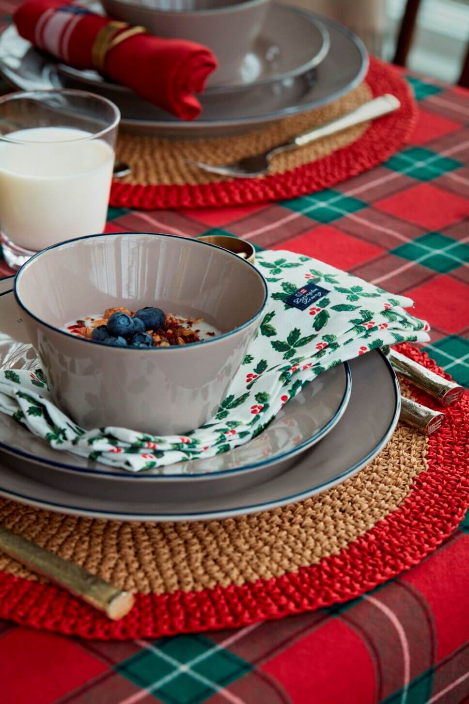 Mit weihnachtlicher Tischwäsche festlich gedeckter Tisch zu Weihnachten