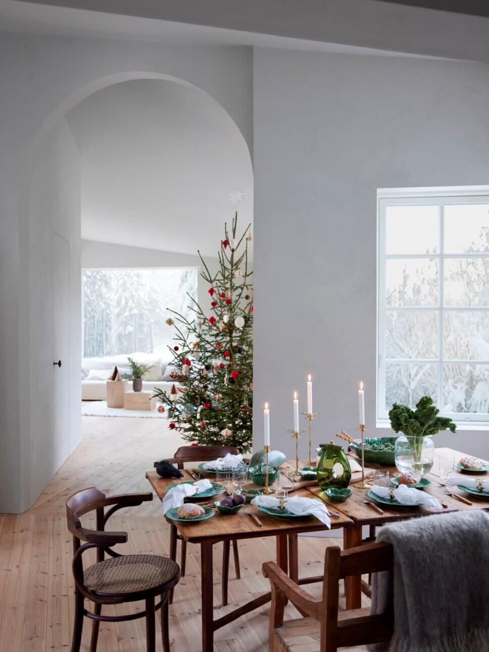 Mit Weihnachtsdeko geschmücktes Wohnzimmer