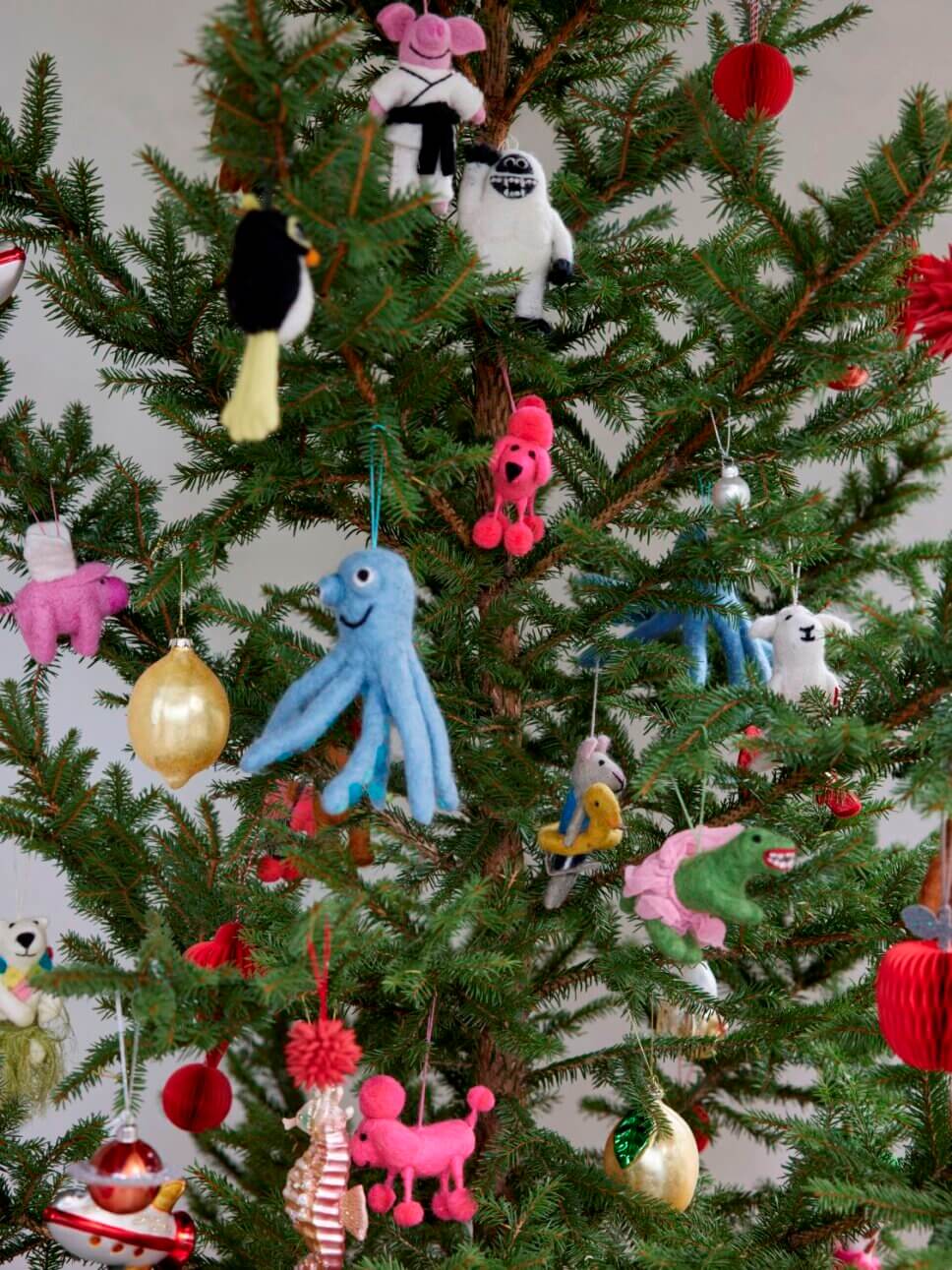 Mit Baumschmuck geschmückter Weihnachtsbaum