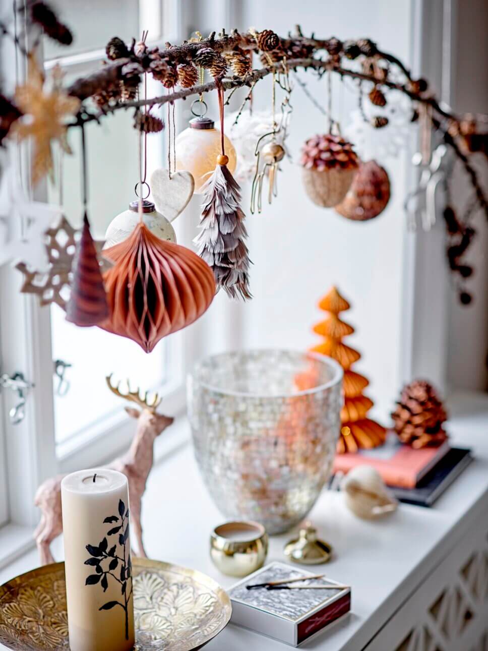 Mit Baumschmuck geschmückter Ast