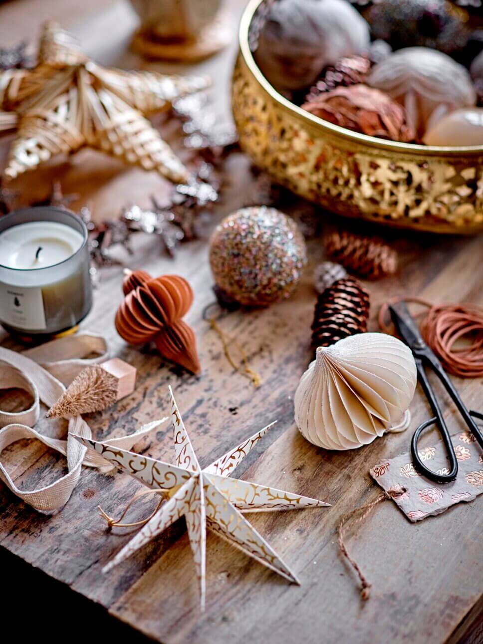 Weihnachtsbaumschmuck auf dem Tisch