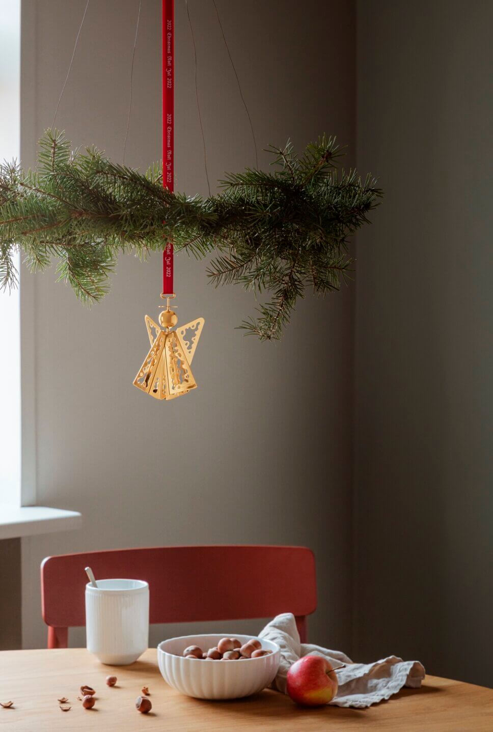 Mit Baumschmuck geschmückter Adventskranz