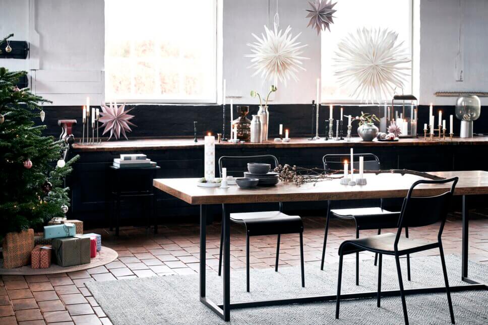 Mit Weihnachtsdeko geschmücktes Esszimmer