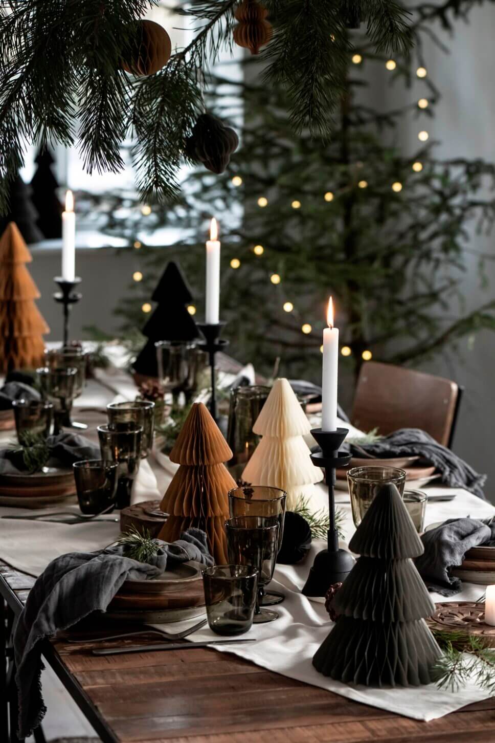 Mit Weihnachtsdeko geschmücktes Esszimmer