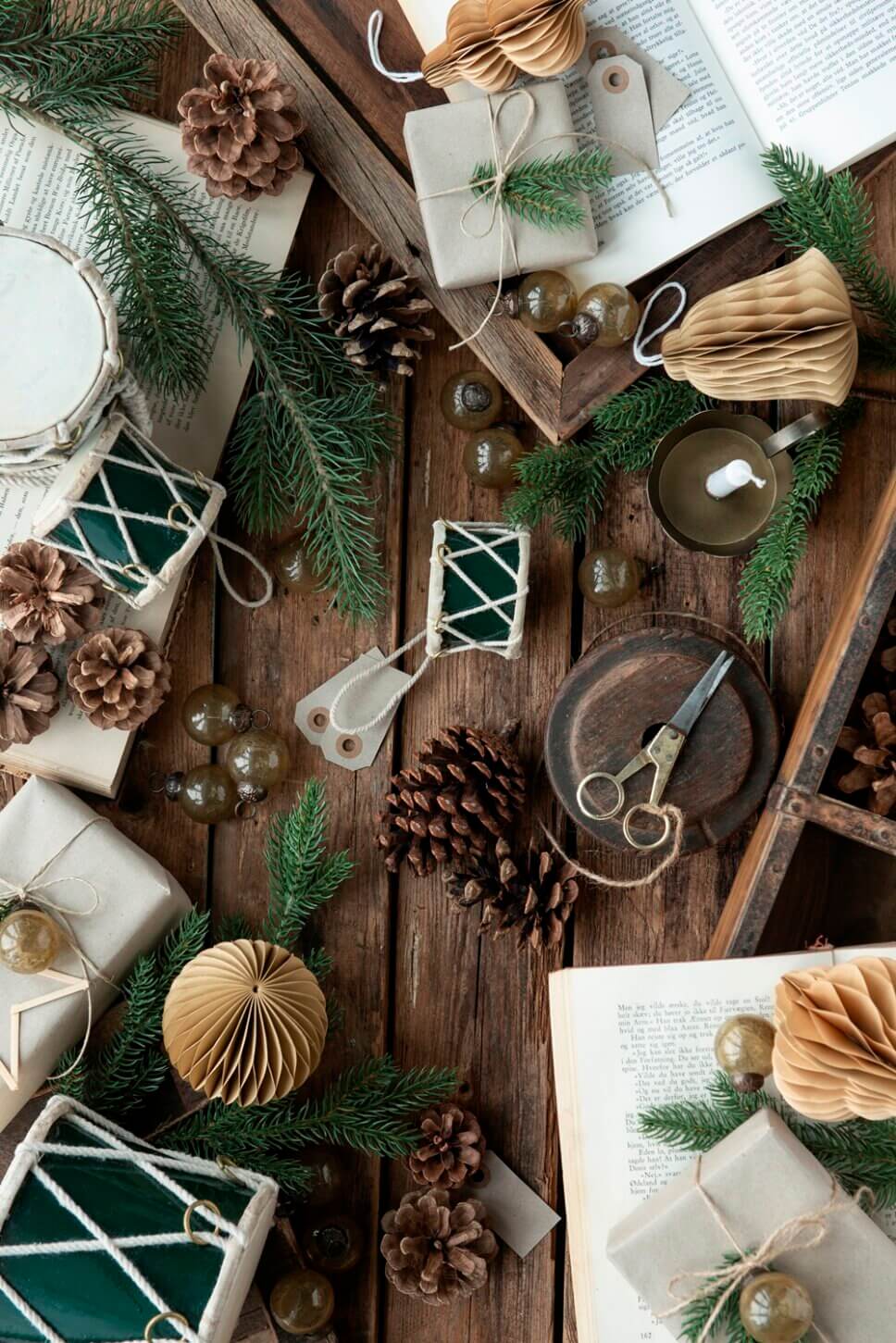 Weihnachtsbaumschmuck auf dem Tisch