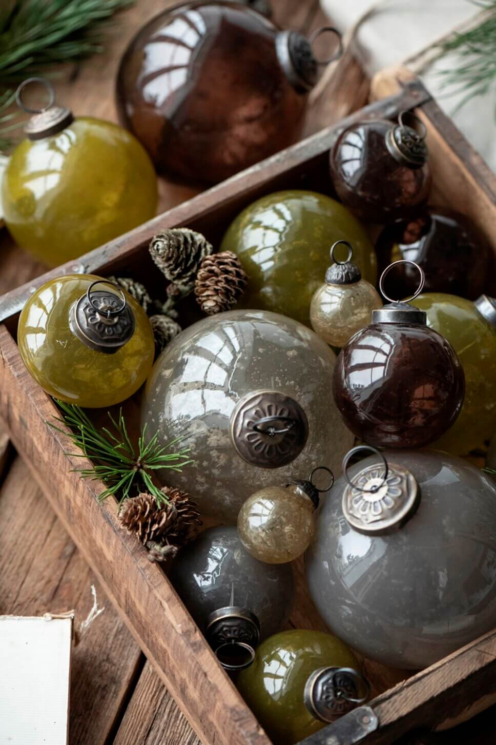 Weihnachtsbaumschmuck auf dem Tisch