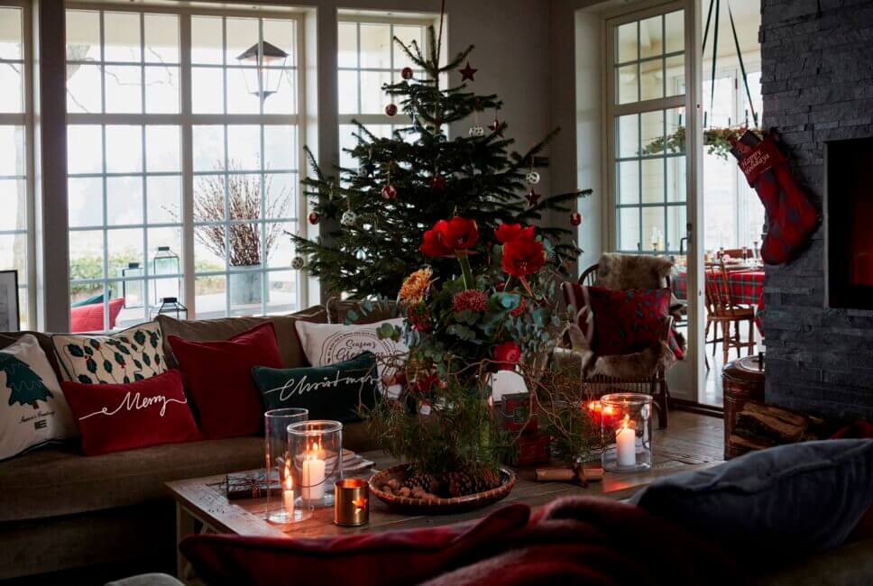 Mit Weihnachtsdeko geschmücktes Wohnzimmer