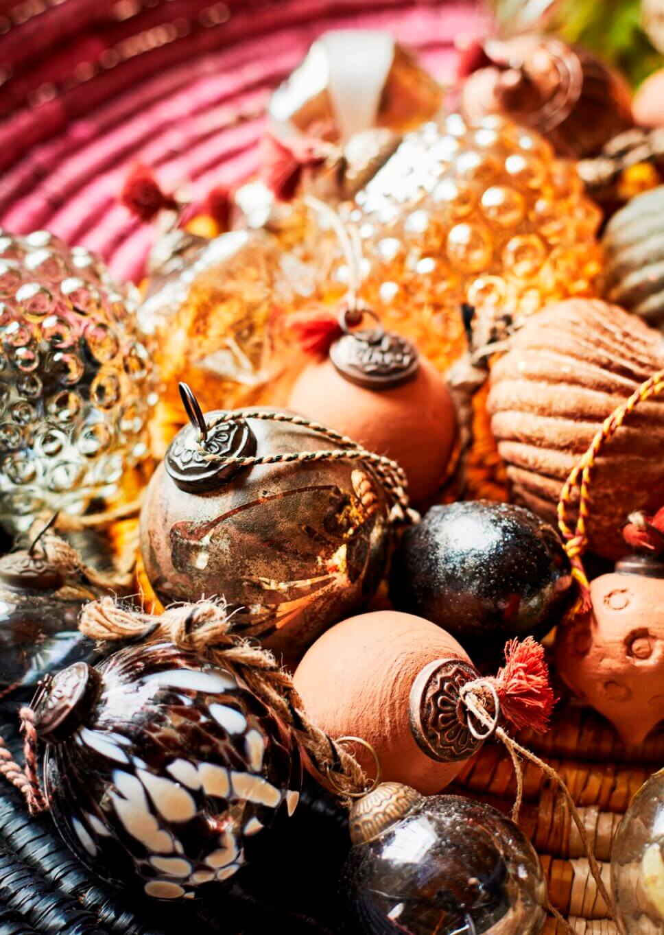 Weihnachtsbaumschmuck auf dem Tisch