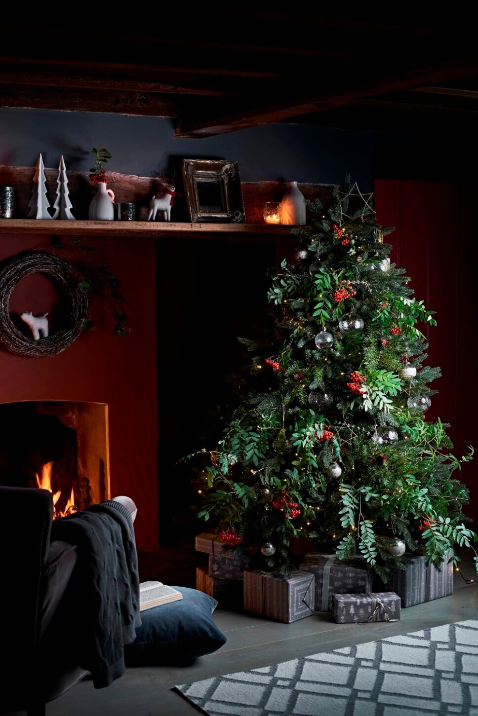 Mit Baumschmuck geschmückter Weihnachtsbaum