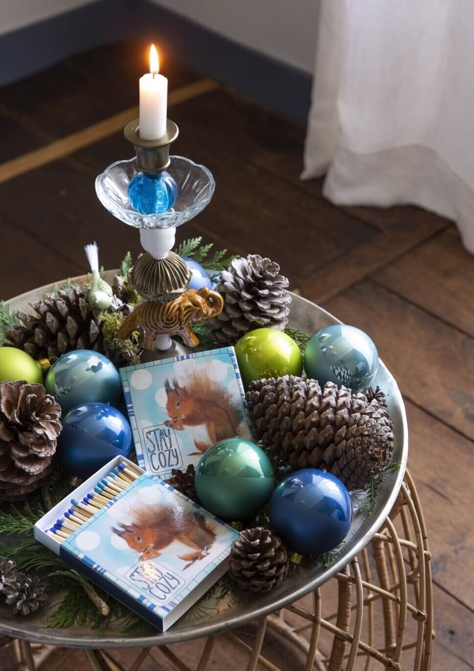 Weihnachtsbaumkugeln auf Tablett