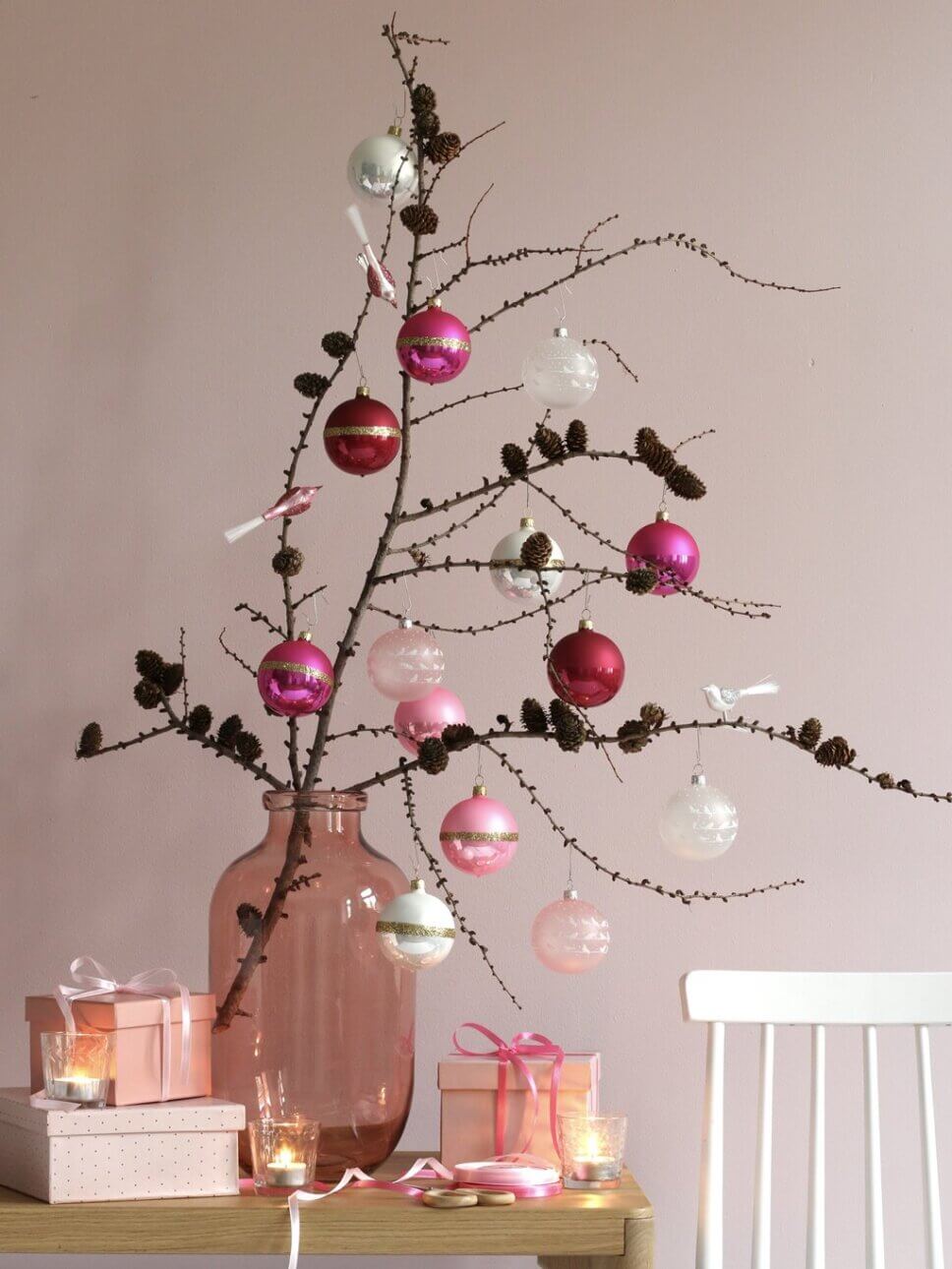 Mit Baumschmuck geschmückter Ast