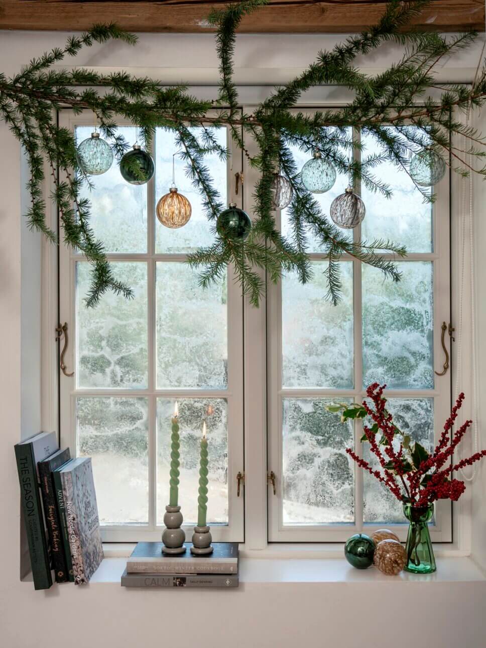 Mit Weihnachtsdeko geschmücktes Fenster