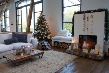 Mit Weihnachtsdeko geschmücktes Wohnzimmer