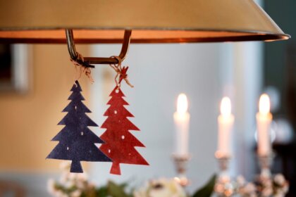 Mit weihnachtlicher Dekoration festlich gedeckter Tisch zu Weihnachten