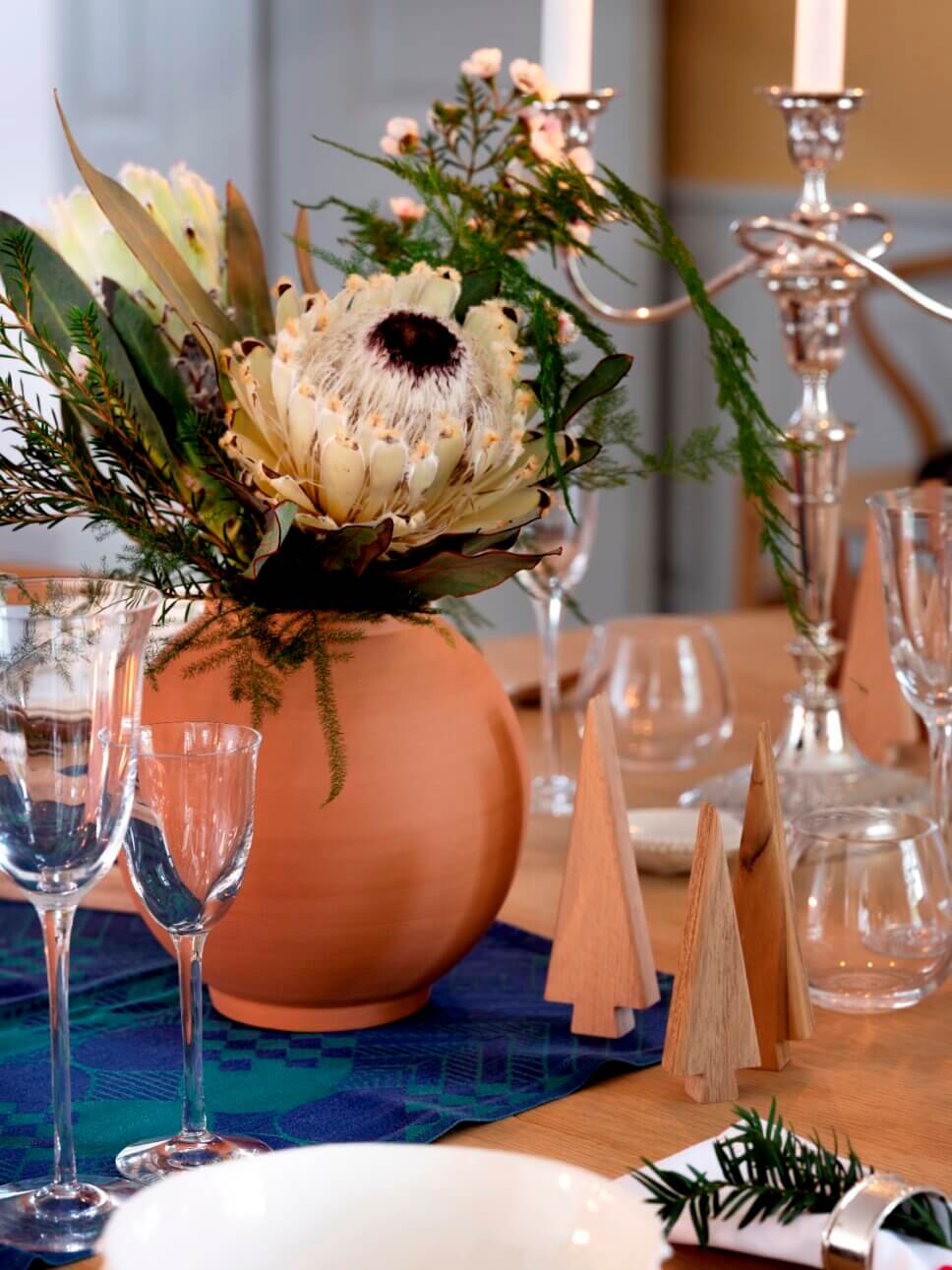 Mit weihnachtlicher Dekoration festlich gedeckter Tisch zu Weihnachten