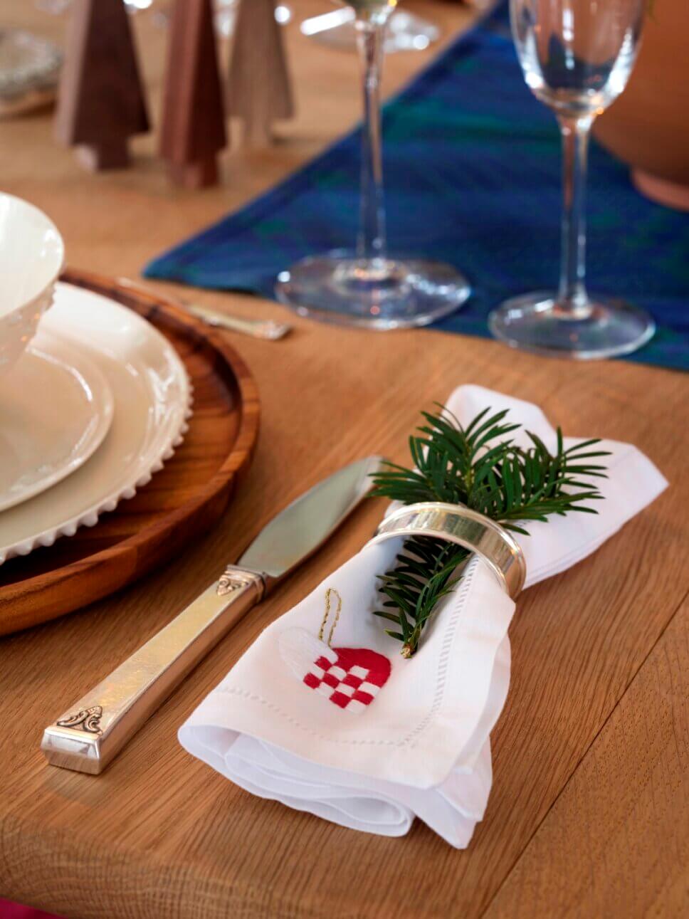 Mit weihnachtlicher Dekoration festlich gedeckter Tisch zu Weihnachten