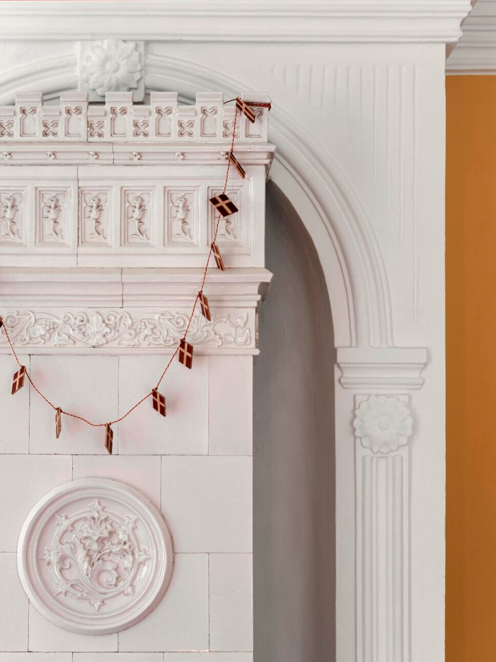 Mit Girlande geschmückter Kamin