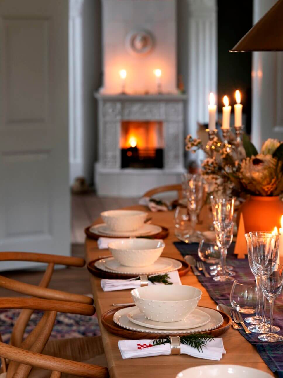 Mit weihnachtlicher Dekoration festlich gedeckter Tisch zu Weihnachten