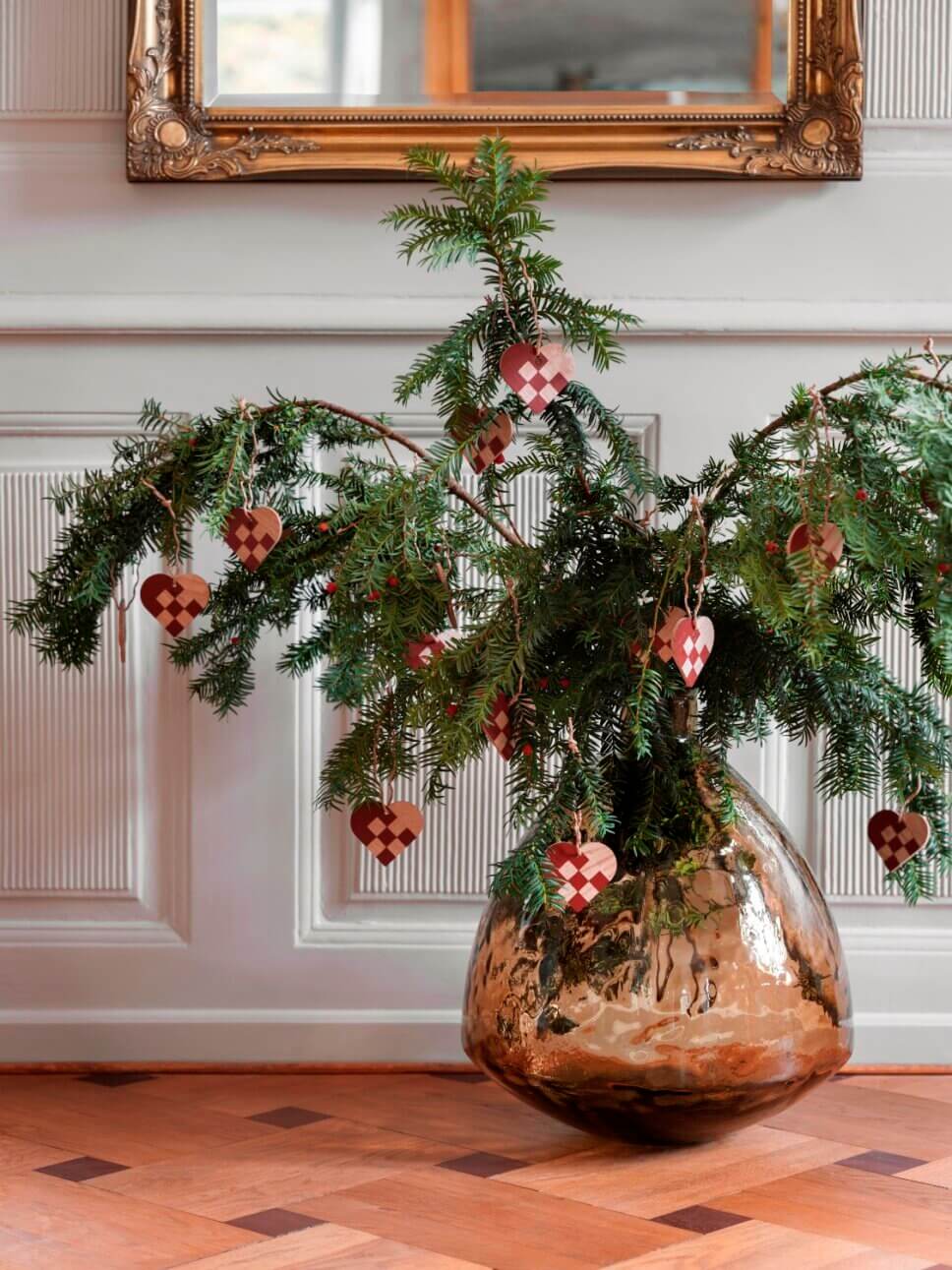 Mit Weihnachtsdeko geschmückter Tannenstrauch