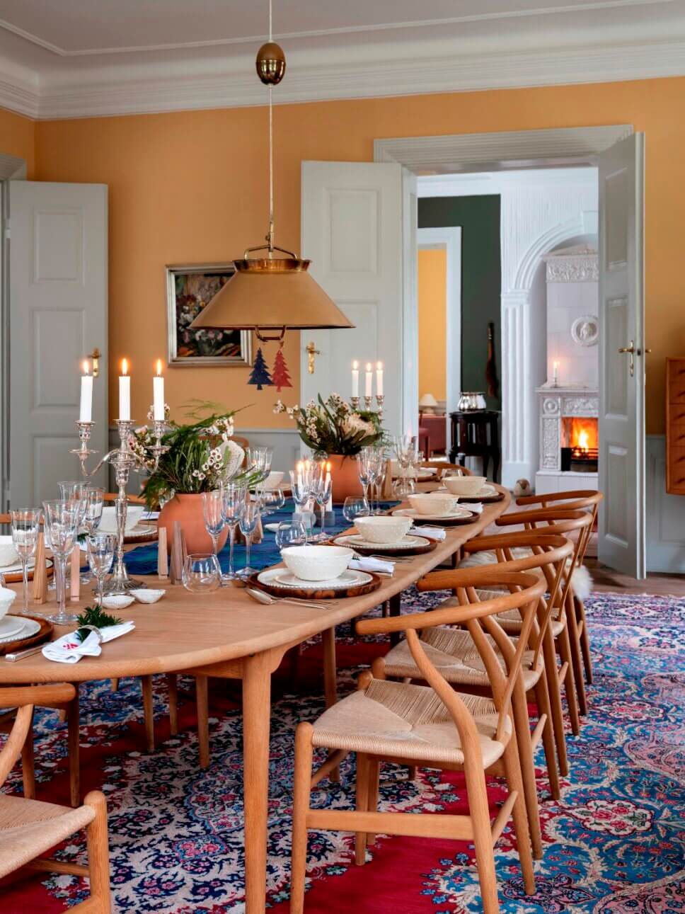 Mit weihnachtlicher Dekoration festlich gedeckter Tisch zu Weihnachten