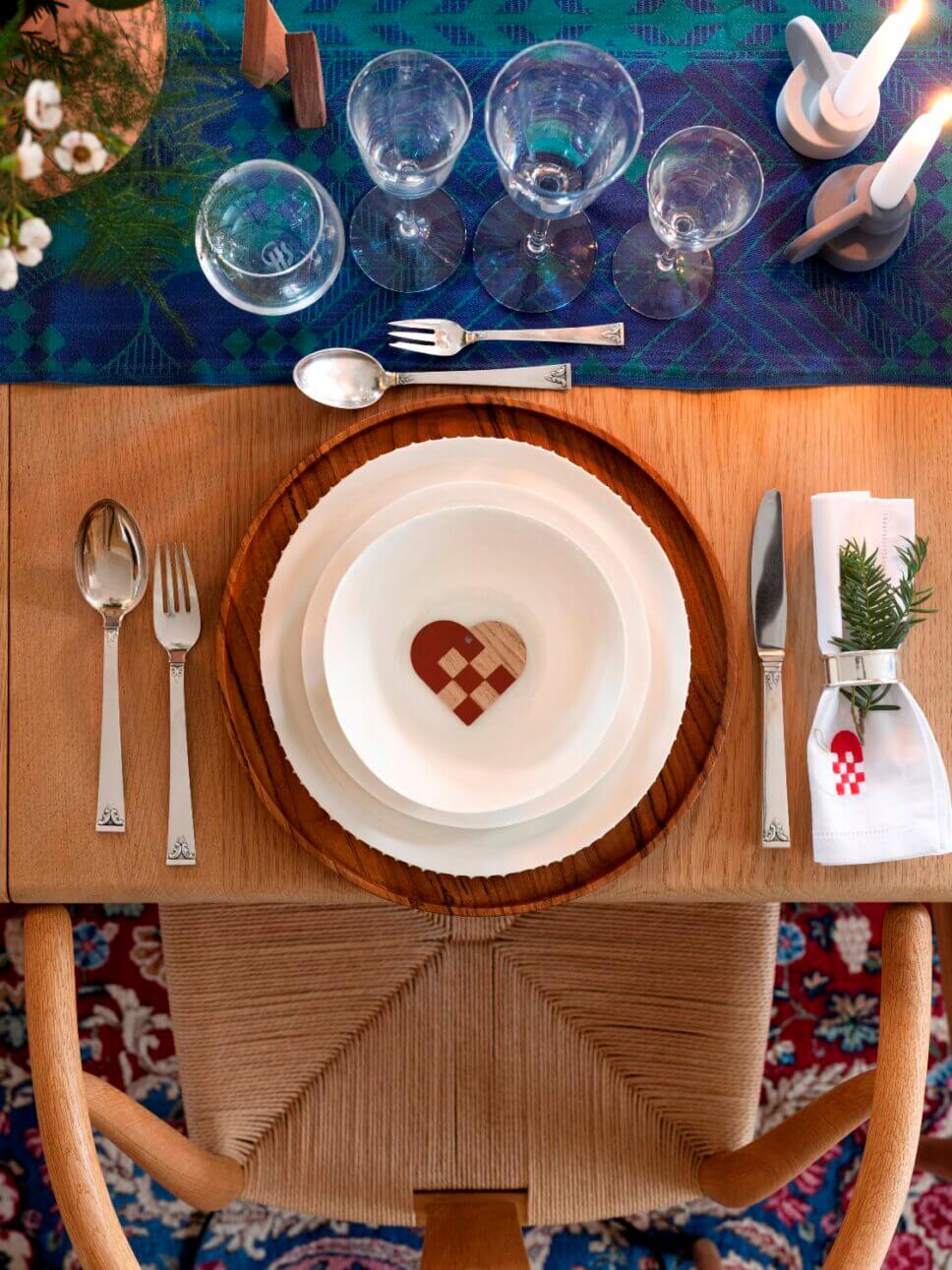 Mit weihnachtlicher Dekoration festlich gedeckter Tisch zu Weihnachten