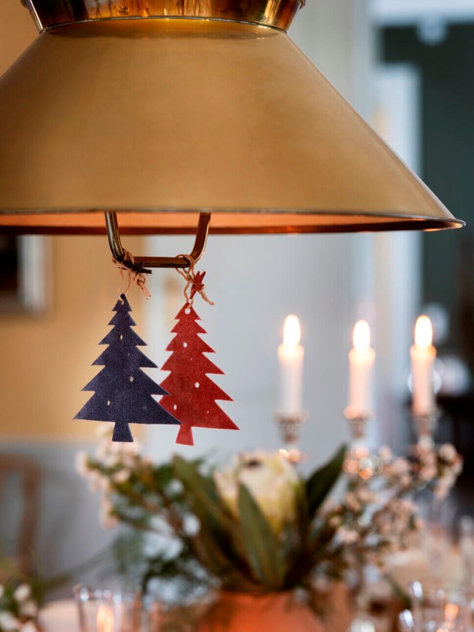 Mit weihnachtlicher Dekoration festlich gedeckter Tisch zu Weihnachten