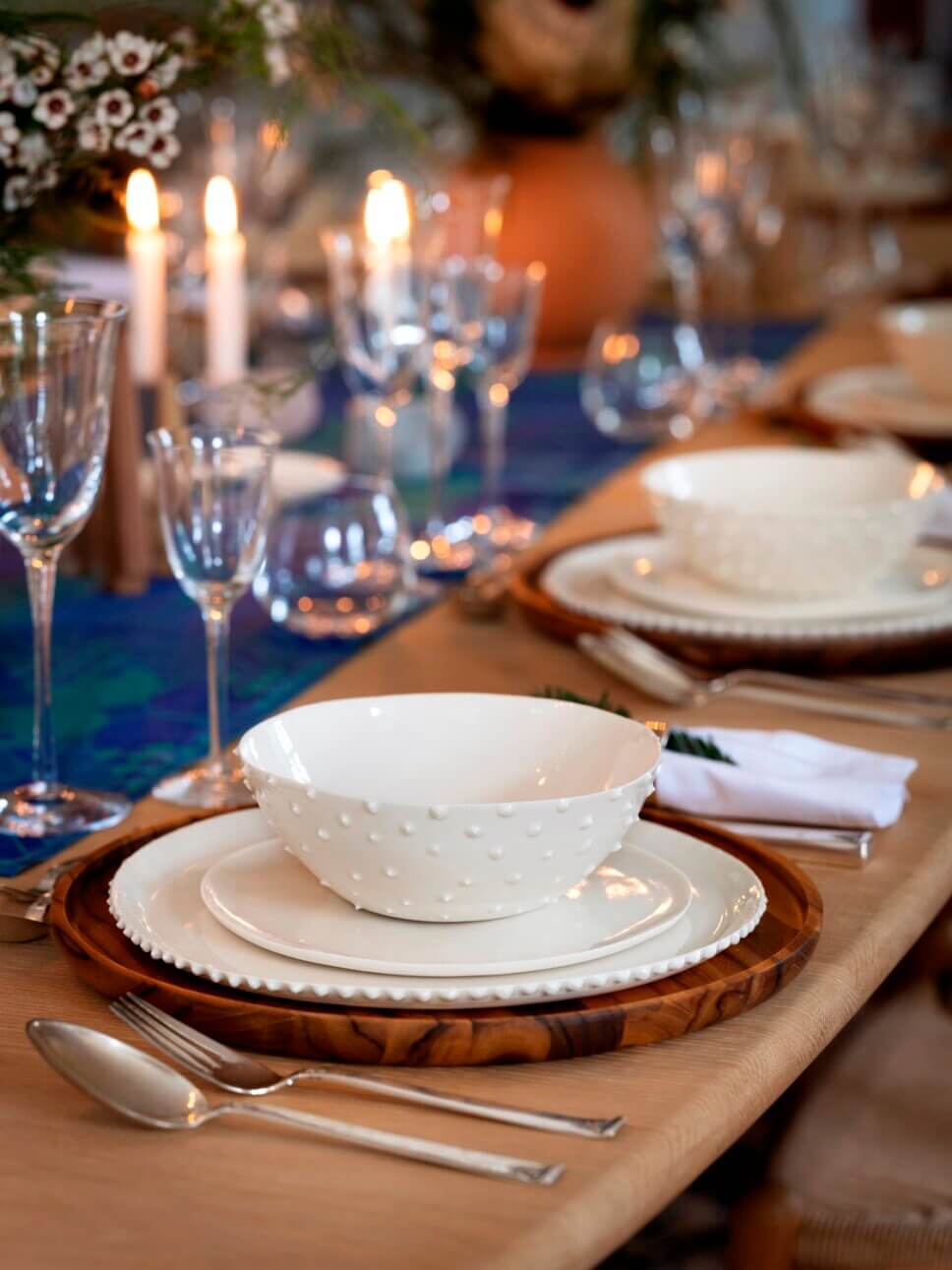 Mit weihnachtlicher Dekoration festlich gedeckter Tisch zu Weihnachten