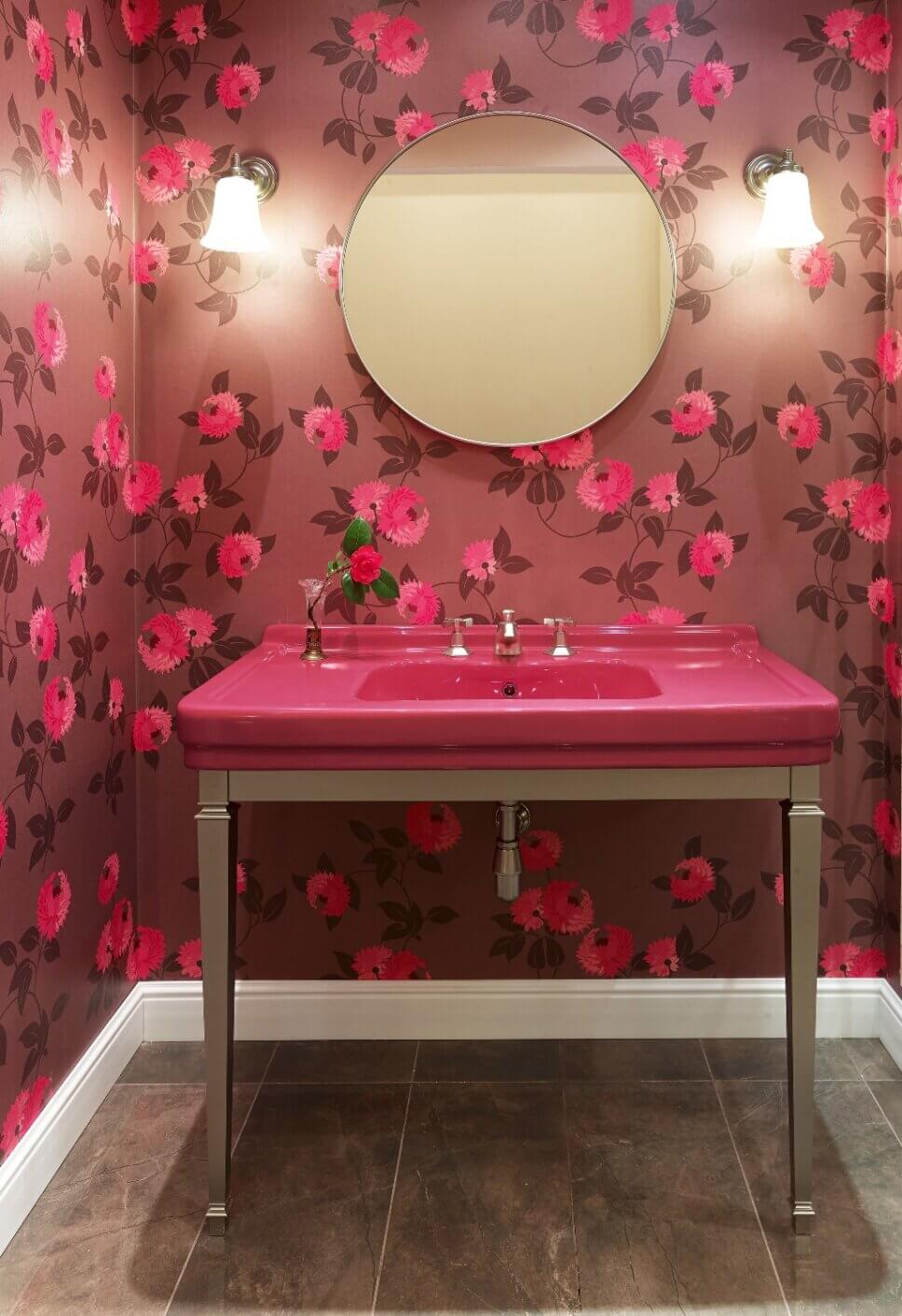 Rotes Waschbecken im klassichen Stil auf Metallbeinen