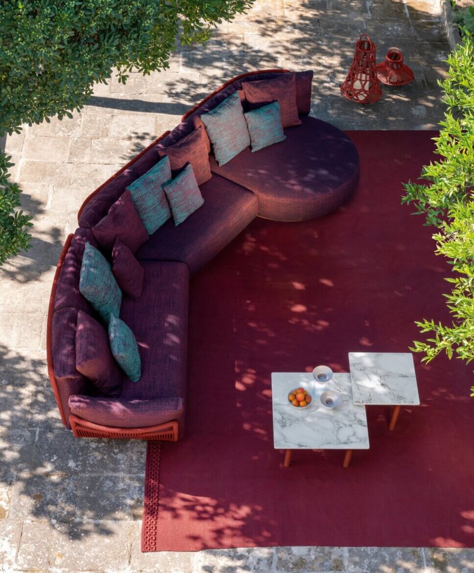 Rotes Outdoorsofa auf Terrasse