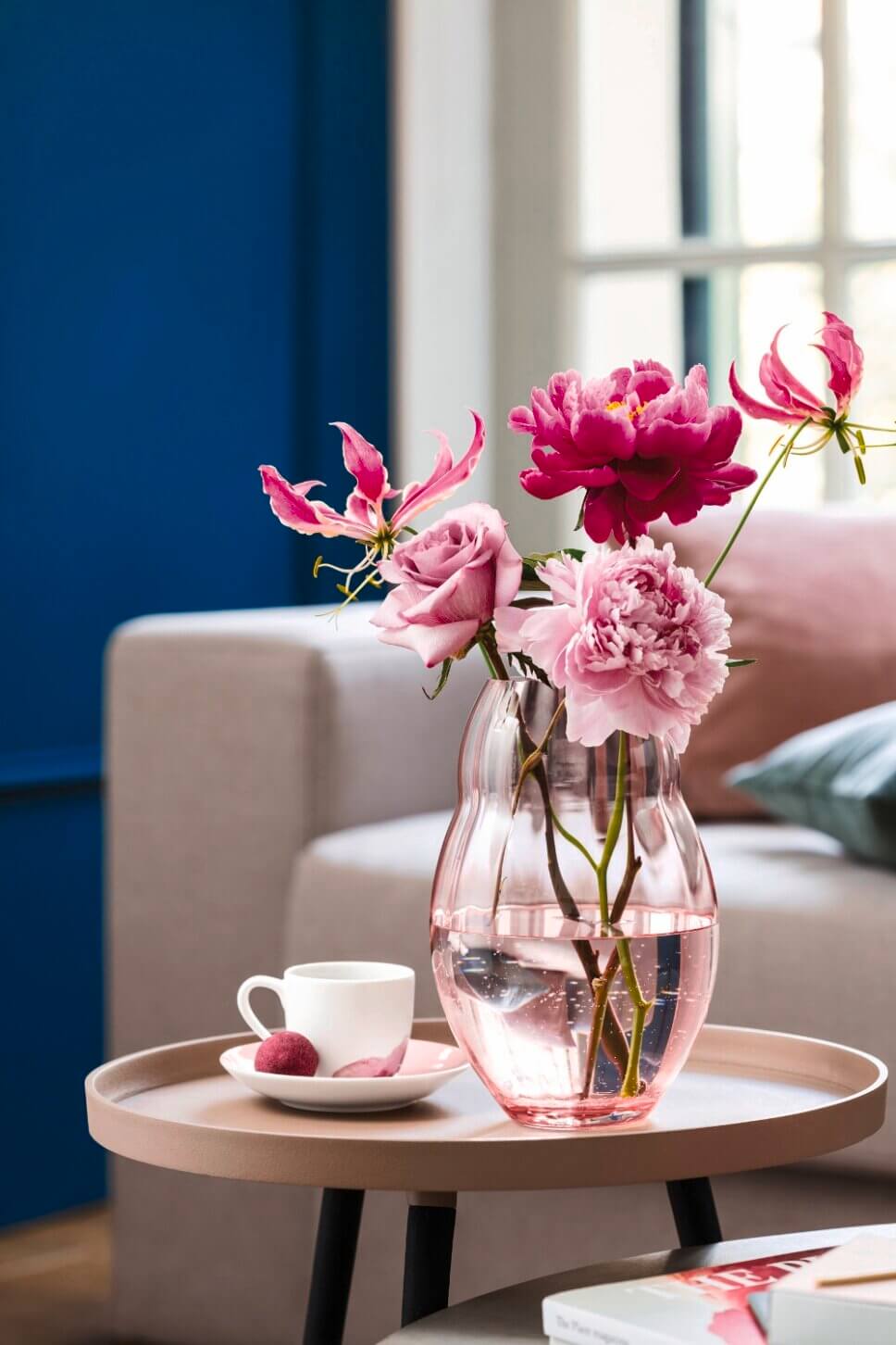 Mit Geschirr mit rotem Blumendekor gedeckter Couchtisch