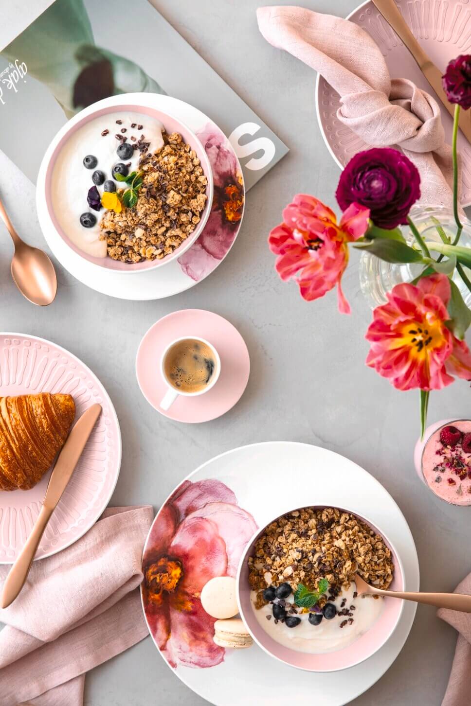 Mit Geschirr mit rotem Blumendekor gedeckter Tisch