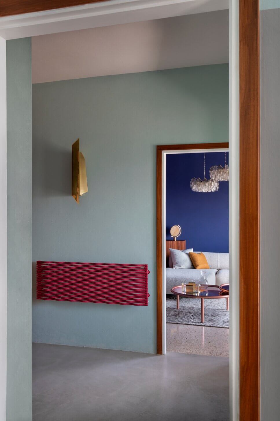 Roter Heizkörper in modernem Flur