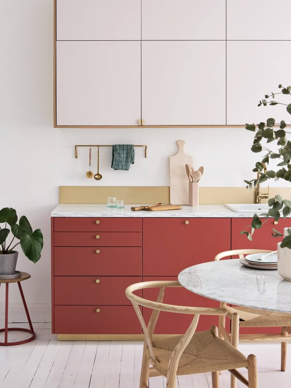 Modern eingerichtete Küche mit roten Fronten