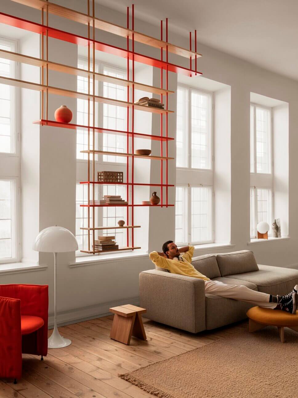 Rotes Regal in modern eingerichtetem Wohnzimmer