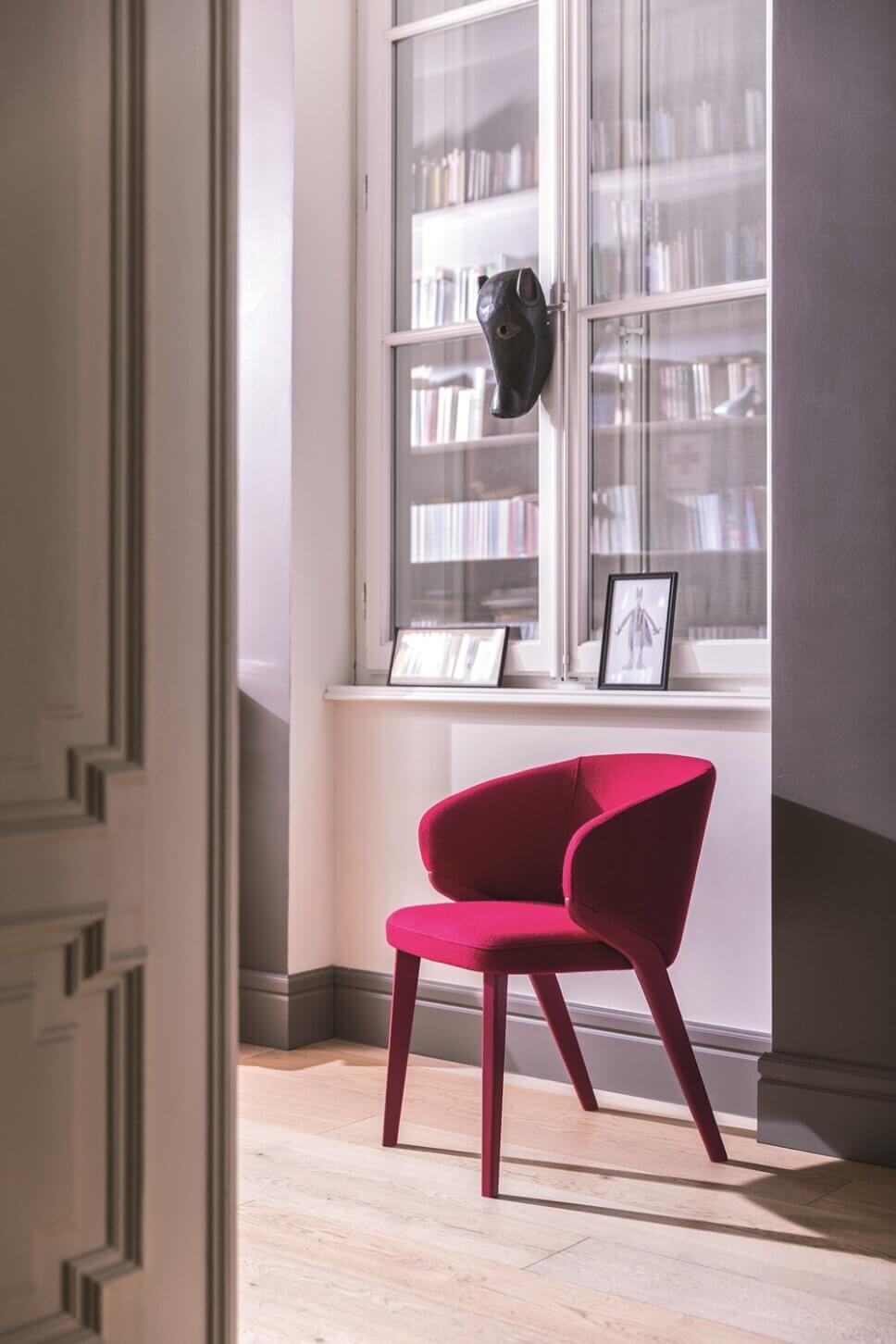 Roter Sessel in modern eingerichtetem Wohnzimmer