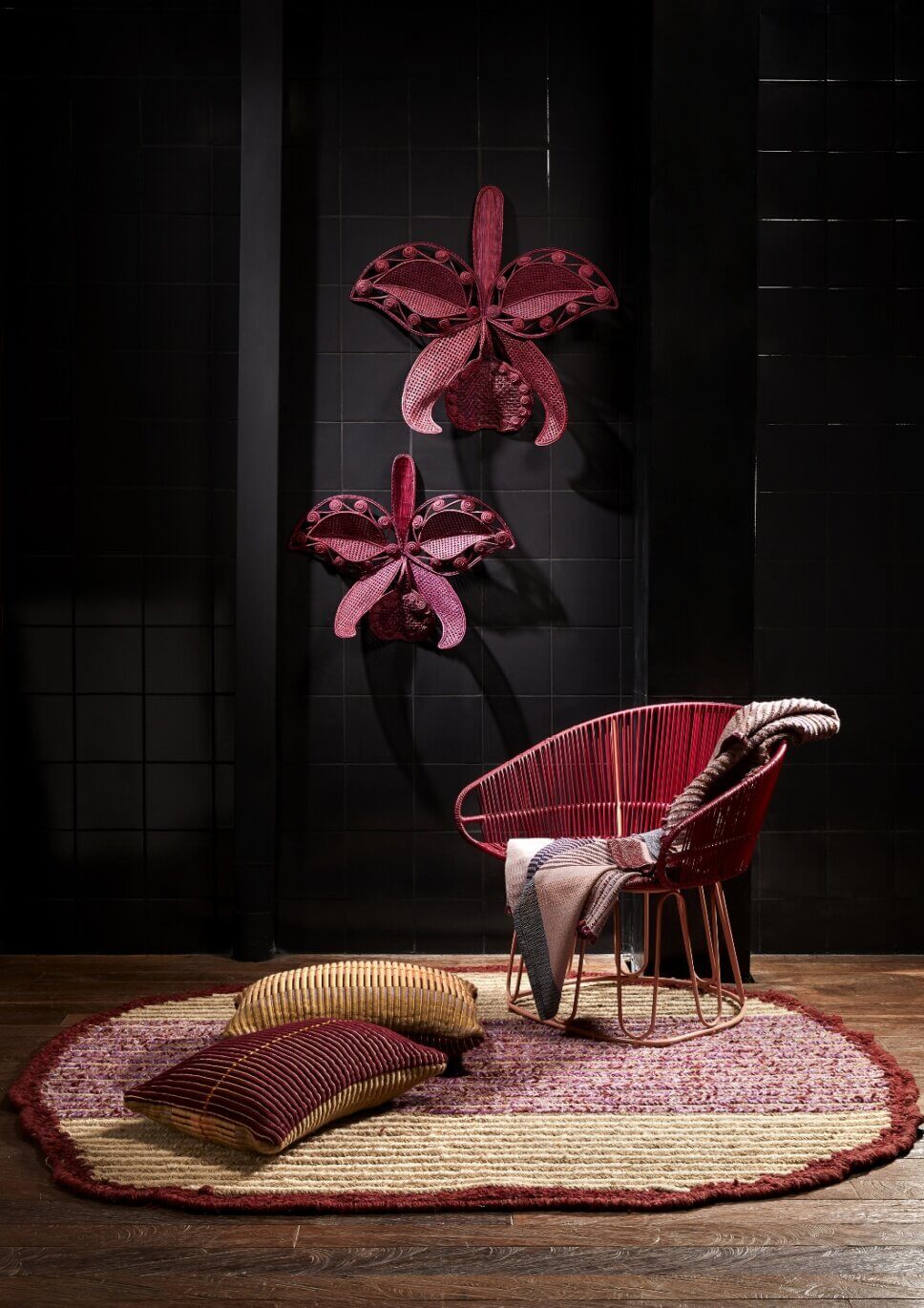 Roter Sessel in modern eingerichtetem Wohnzimmer