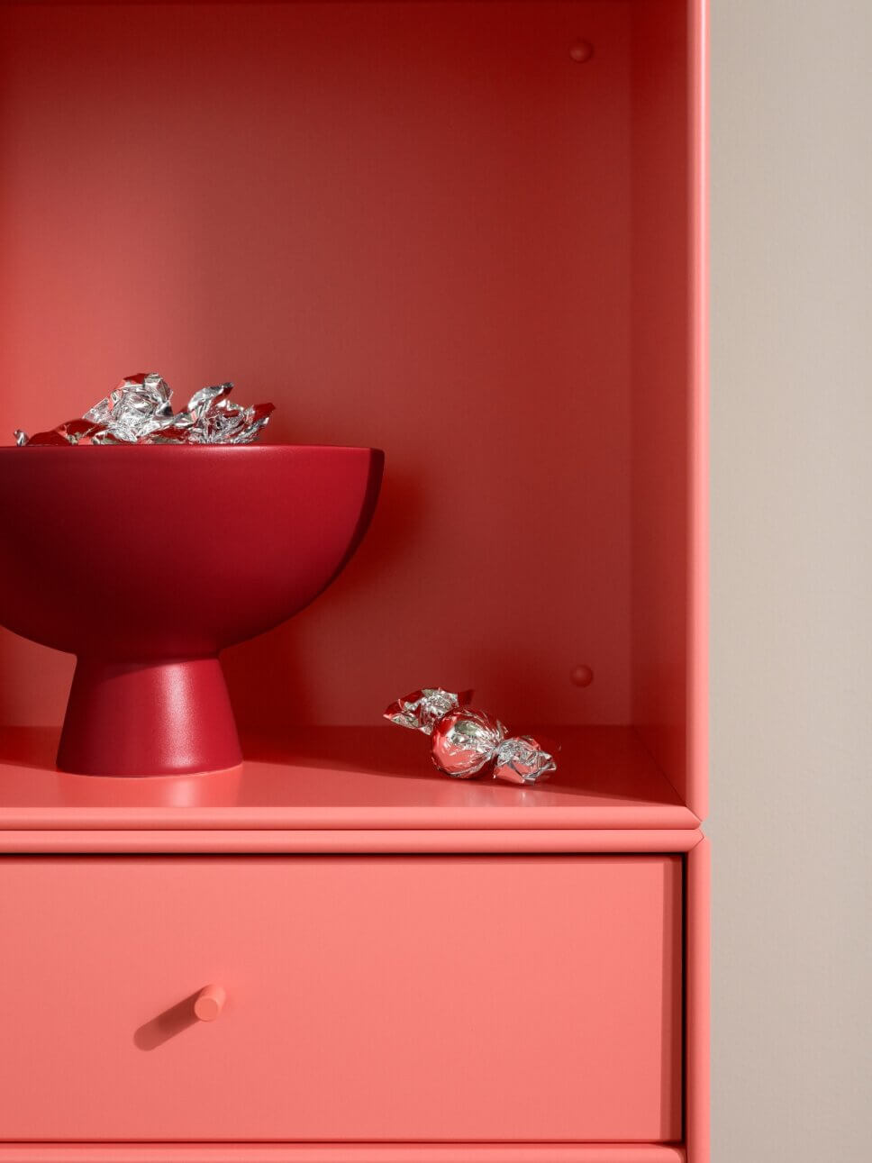 Rotes Sideboard in modern eingerichtetem Wohnzimmer