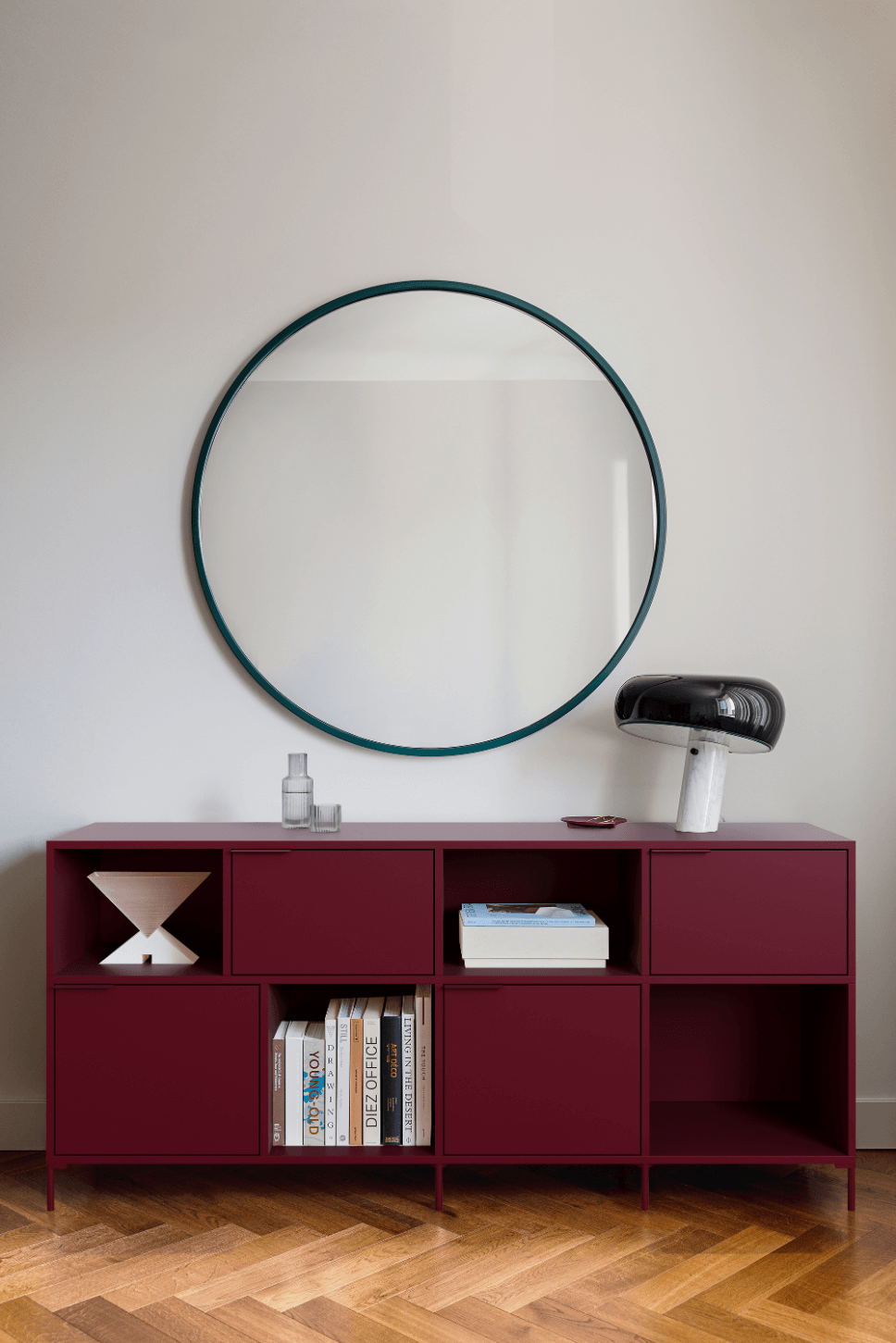 Rotes Sideboard in modern eingerichtetem Wohnzimmer