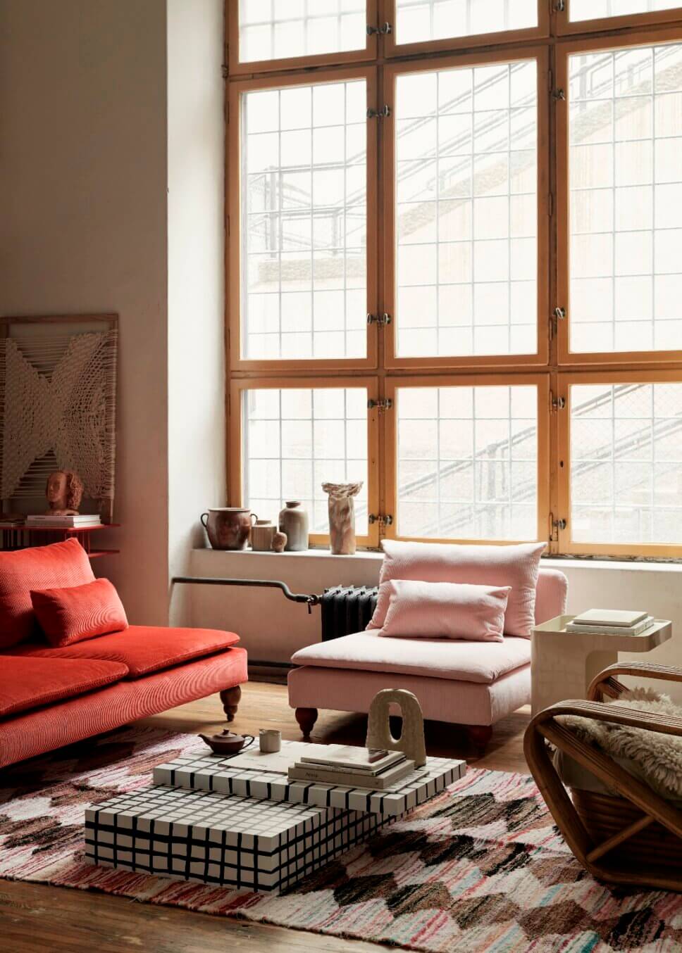 Rotes Sofa in modern eingerichtetem Wohnzimmer