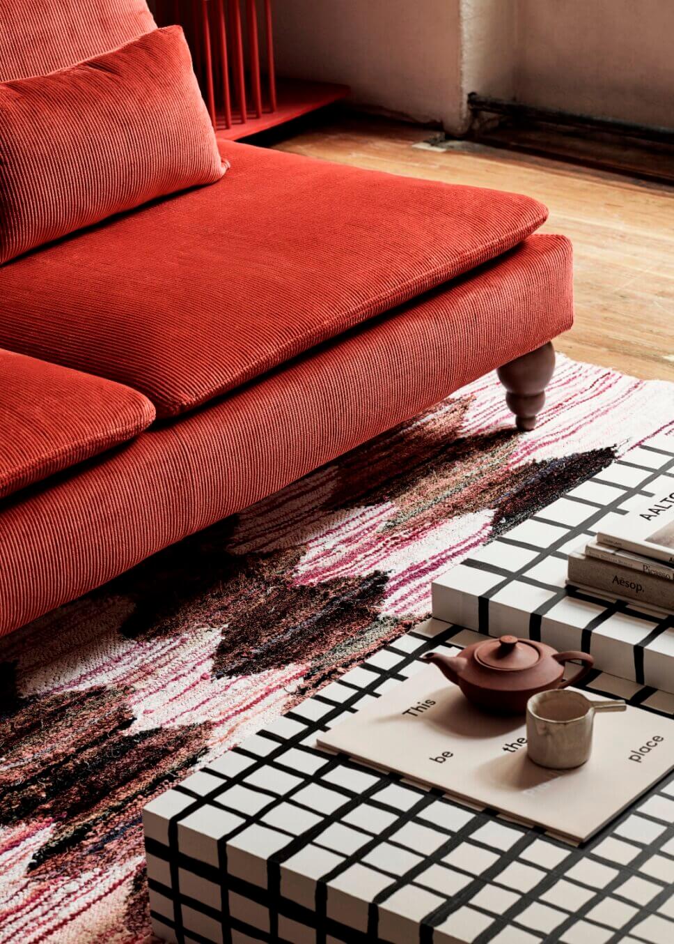 Rotes Sofa in modern eingerichtetem Wohnzimmer