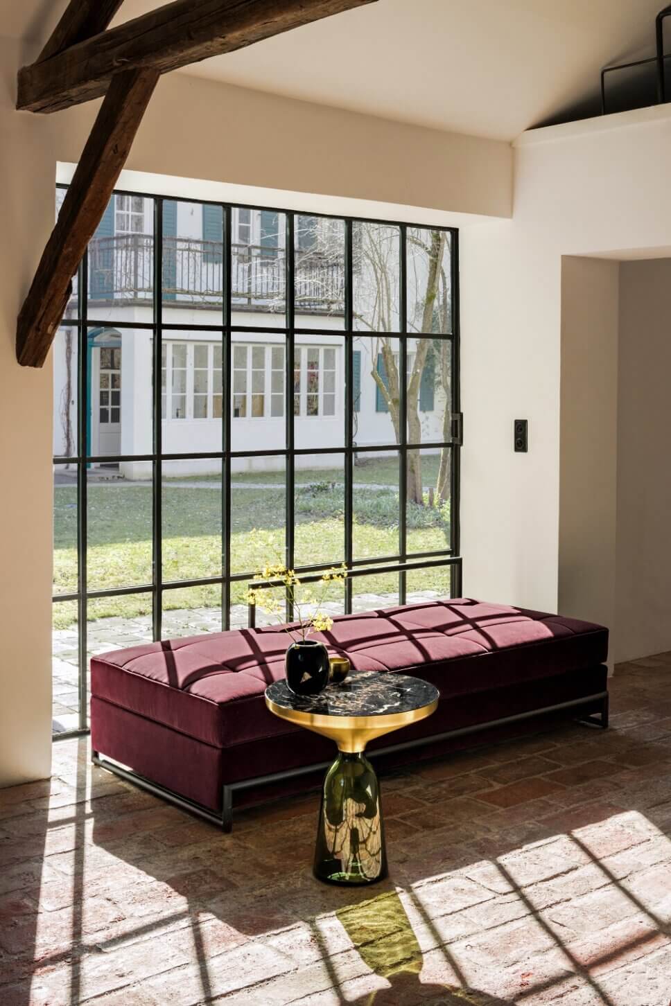 Rotes Sofa in modern eingerichtetem Wohnzimmer