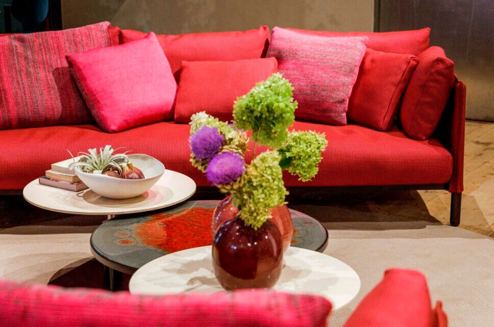 Rotes Sofa in modern eingerichtetem Wohnzimmer